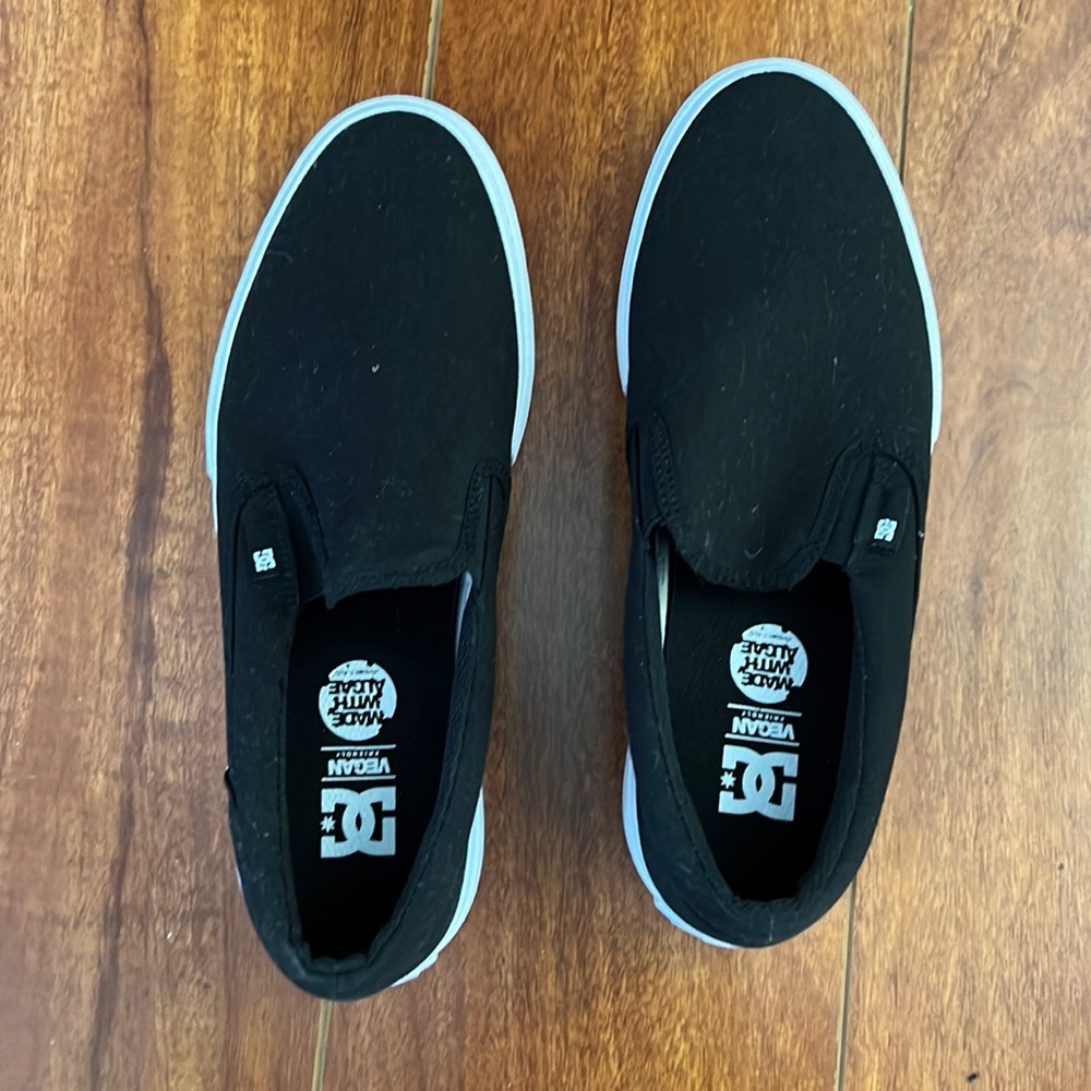DC black slip on shoes. Men’s 9.5 women’s 11